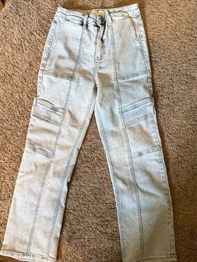 Straight Leg Women's Jeans in Light Blue Wash - new without tags